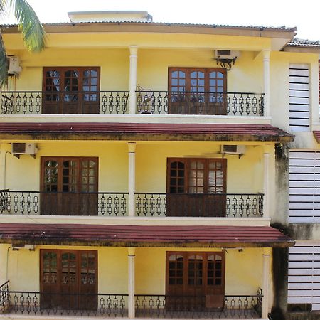 Oyo 7333 V Palms Hotel Candolim Esterno foto