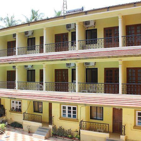Oyo 7333 V Palms Hotel Candolim Esterno foto